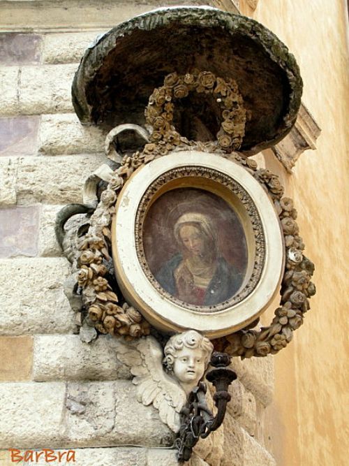 Passeggiata | Madonnelle romane: aneddoti, prodigi e curiosità sulle edicole sacre