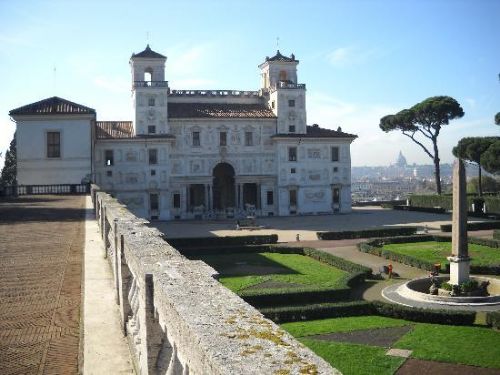 Primavera a Villa Medici: i giardini e le stanze del cardinale