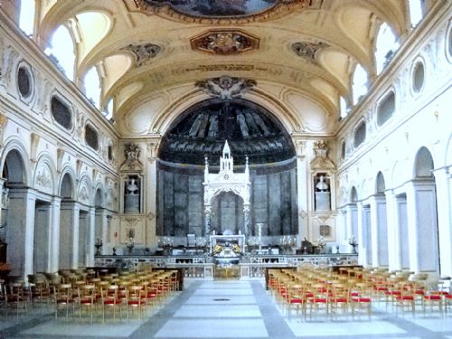 La basilica di Santa Cecilia con l’affresco del Cavallini e lo scavo archeologico