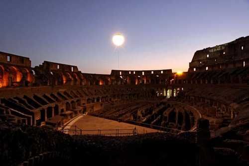 La Luna sul Colosseo