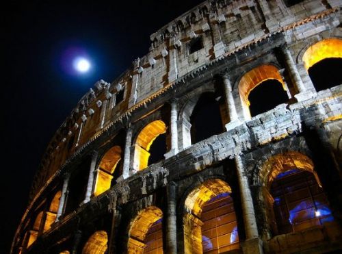 Archeologia sotto le stelle | La Luna sul Colosseo