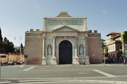 All’ombra della storia. Porta Pia