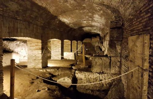 La basilica dei Santi Cosma e Damiano e il Presepe storico
