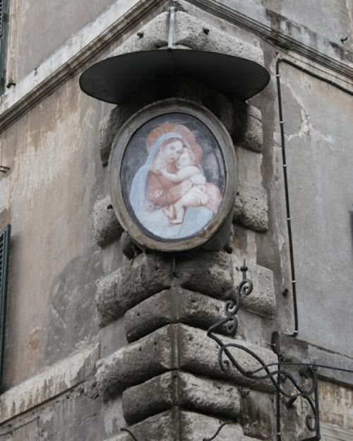 Passeggiata serale | Madonnelle romane: aneddoti, prodigi e curiosità sulle edicole sacre