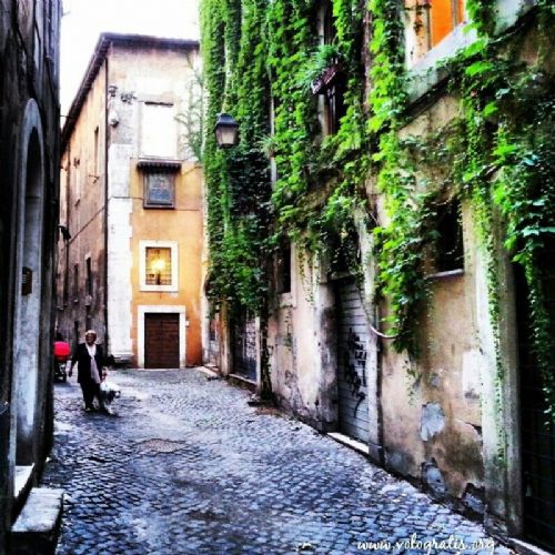 Passeggiata serale al Rione Monti. Tra ieri e oggi
