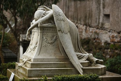 Il Cimitero Acattolico a Piramide